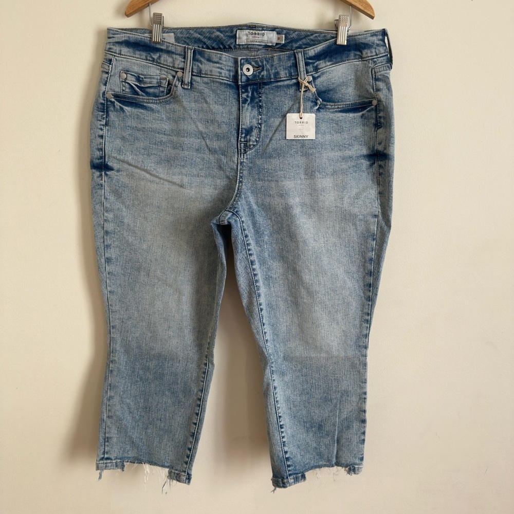 Torrid || womans Bombshell Skinny cropped blue Light Wash jeans size 18